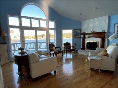 Vaulted ceilings with spectacular views.