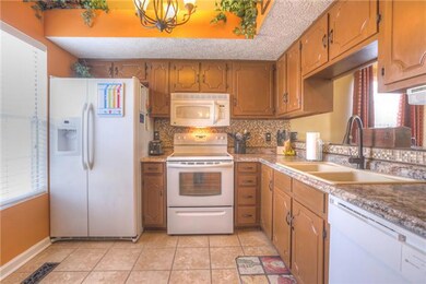 This is a perfect kitchen for grabbing a quick breakfast on the go!