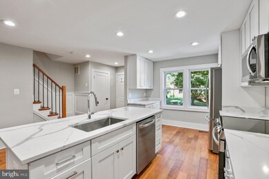 9585 Blake Park Ct, Fairfax, VA 22031 - photo 7