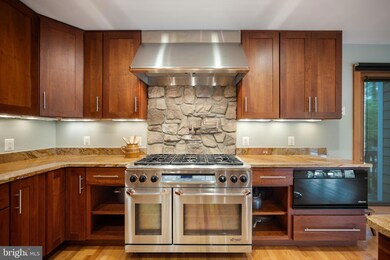 6445 Walters Woods Dr, Falls Church, VA 22044 - photo 7