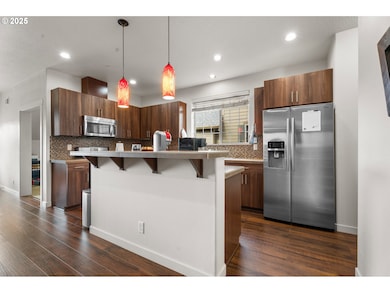 Kitchen-Breakfast Bar