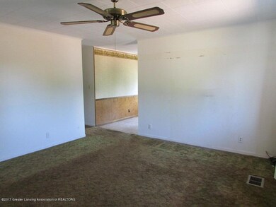 4_569 W. Dexter living room