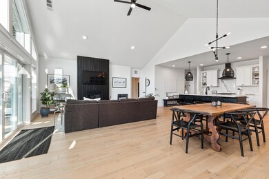 585 S Loop Rd, Jacksonville, OR 97530 - photo 4