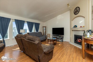 05-Living Room 20220427-DW-6156