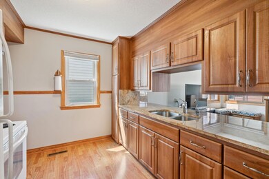 Kitchen with quartz counters