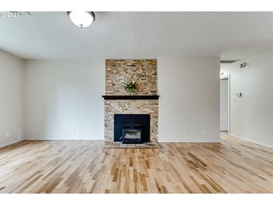 Living Room/Entrance