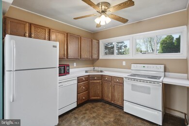 28 Alder Ln, Levittown, PA 19055 - photo 6