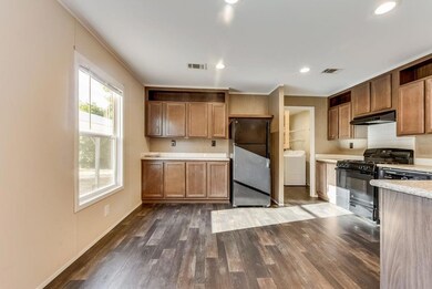 2409 Creekview Dr, Granbury, TX 76048 - photo 6