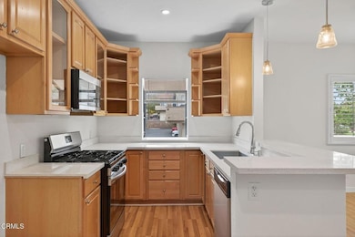 17-web-or-mls-UpmarketMedia-146Mae-026