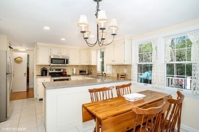 04_184WaltonHeathWay_92_KitchenDiningRoo