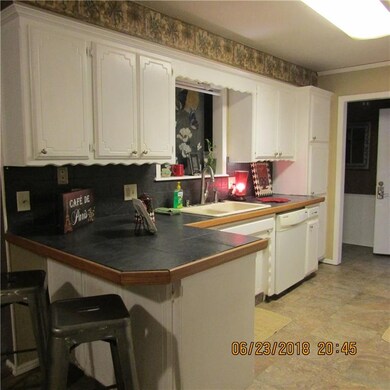 KITCHEN/EAT AT BREAKFAST BAR