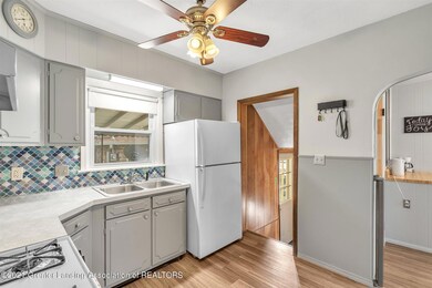 3708 Burchfield Dr, Lansing, MI 48910 - photo 2