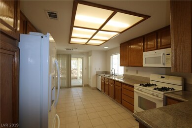 9532 Echo Glen Dr, Las Vegas, NV 89117 - photo 7