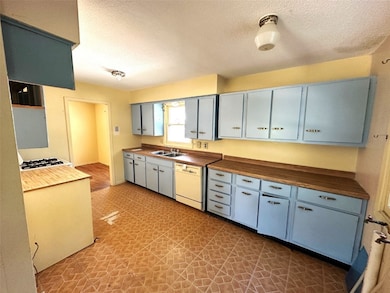 1737 14th Ave SE, Cedar Rapids, IA 52401 - photo 2