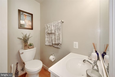 828 Bashford Ln, Alexandria, VA 22314 - photo 5