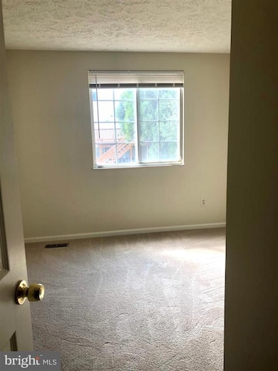 6306 Betsy Ross Ct, Centreville, VA 20121 - photo 5