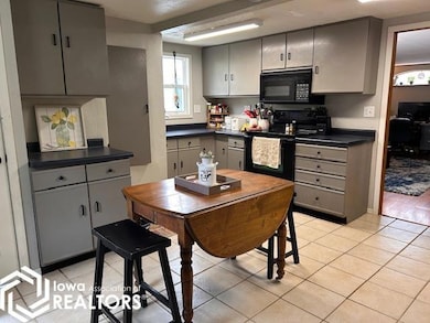 406 W Maple St, Williamsburg, IA 52361 - photo 3