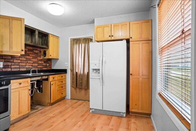 1242 Edgewood Dr, Waterloo, IA 50701 - photo 2