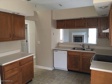 2476 Townsquare Dr, Jacksonville, FL 32216 - photo 4