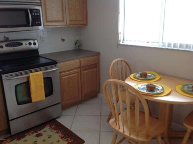 Updated kitchen w eat in area