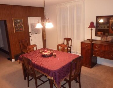 Dining Room. Freshly painted and with new carpetin
