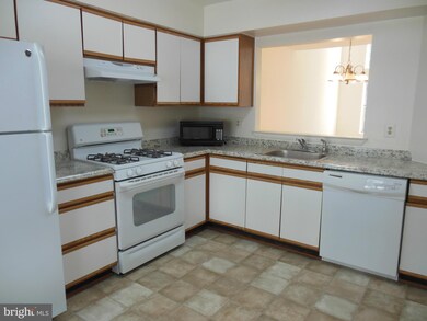 8306 Linden Oaks Ct, Lorton, VA 22079 - photo 3