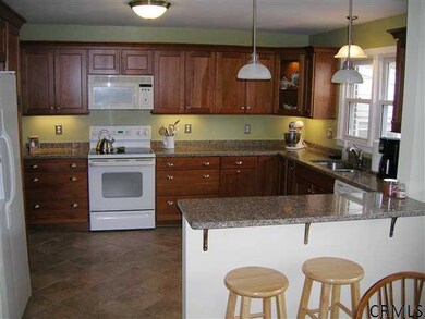 15 Windsor Dr, Schenectady, NY 12302 - photo 2