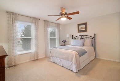 637 Windham Ln, Naperville, IL 60563 - photo 2