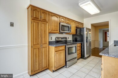 10927 Brewer House Rd, Rockville, MD 20852 - photo 3