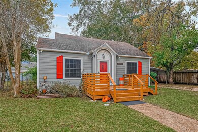 812 W Blum St, Alvin, TX 77511 - photo 3