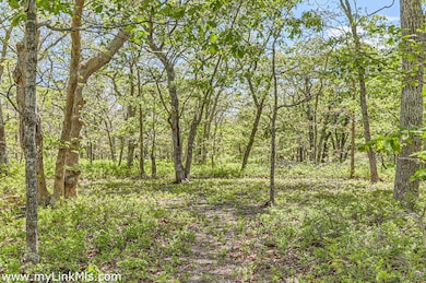 leads towards center of lot