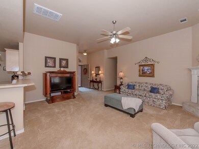 Bar top Dining, Light and Bright Floorplan!