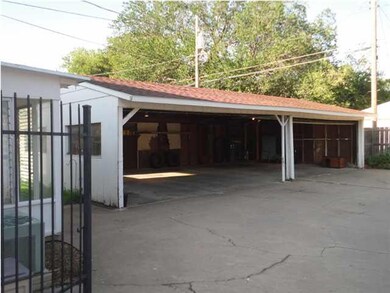 Long Garage....enough for 4 Cars