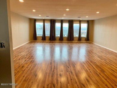 510 Viewcrest family room