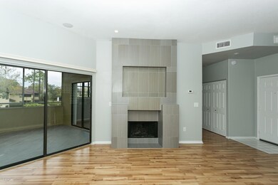 004_Living Room