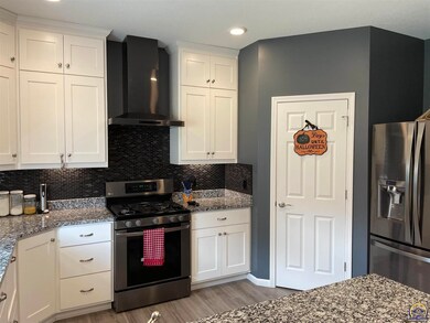 2918 SW Greenridge St, Topeka, KS 66614 - photo 7