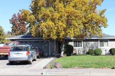 1221 Far West Ave, Central Point, OR 97502 - photo 2