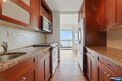 Horizon House unit 627, Fort Lee, NJ 07024 - photo 5