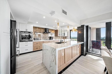 2427 Presidential Way unit 802, West Palm Beach, FL 33401 - photo 2