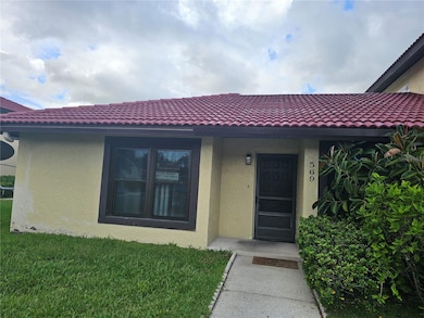 569 Hunter Cir, Kissimmee, FL 34758 - photo 2