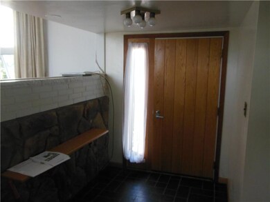 Entry/Foyer.