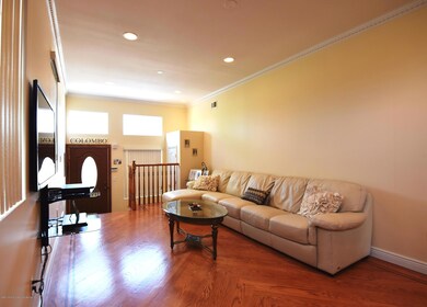 (5) Living Room