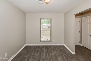 006-photo-dining-room-11346081