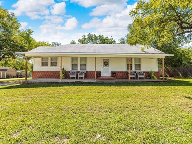 521 Woodard Ave, Cleburne, TX 76033 - photo 3