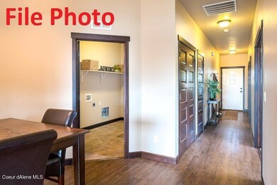 Front Entry - Hallway (2)