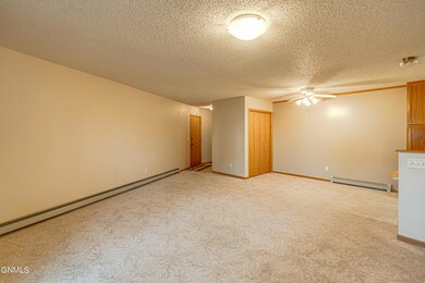 2710GatewayAve1F_0008