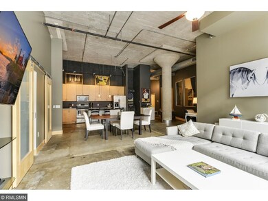 Distressed concrete floors, molded concrete pillar