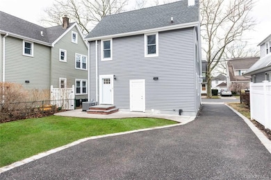 9 Capitol Ave unit Upper level, Williston Park, NY 11596 - photo 3