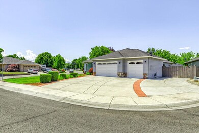 837 Meadowbrook Cir, Central Point, OR 97502 - photo 4