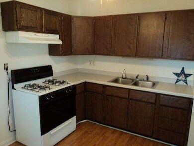 324 Delaware St, Carpentersville, IL 60110 - photo 3